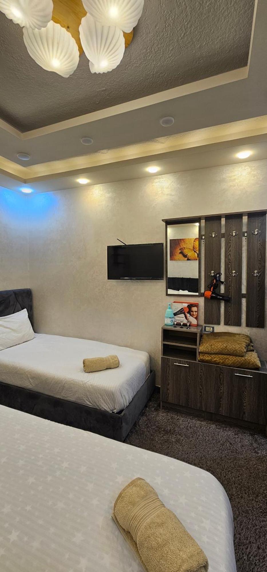 Hadrian'S Arch Hotel Jarash Bagian luar foto